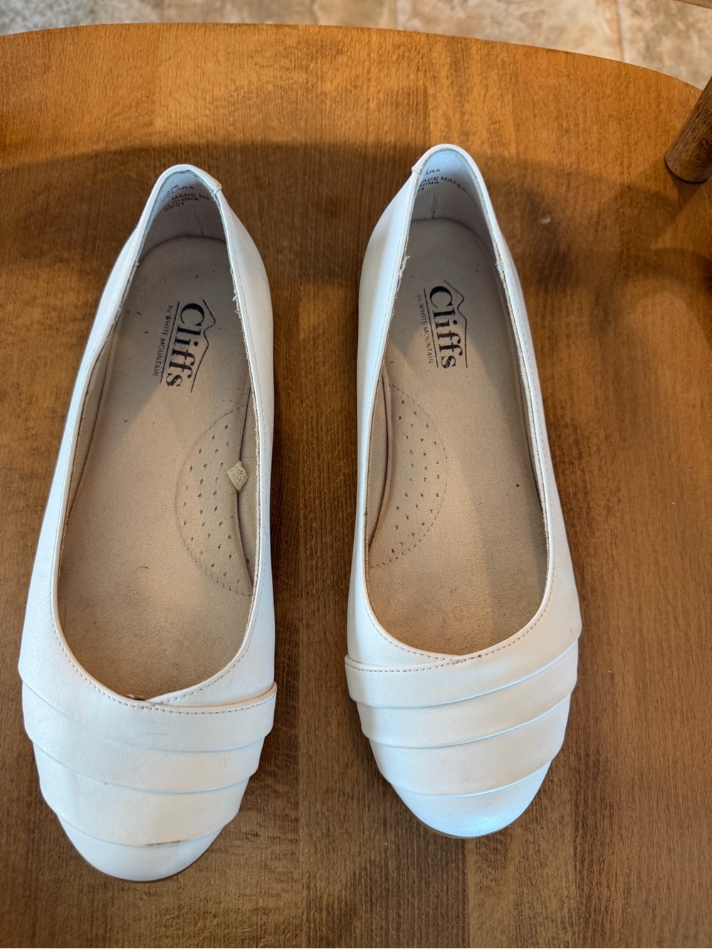 Cliffs by WHITE MOUNTAIN Women's White Pleated Ballet Flats